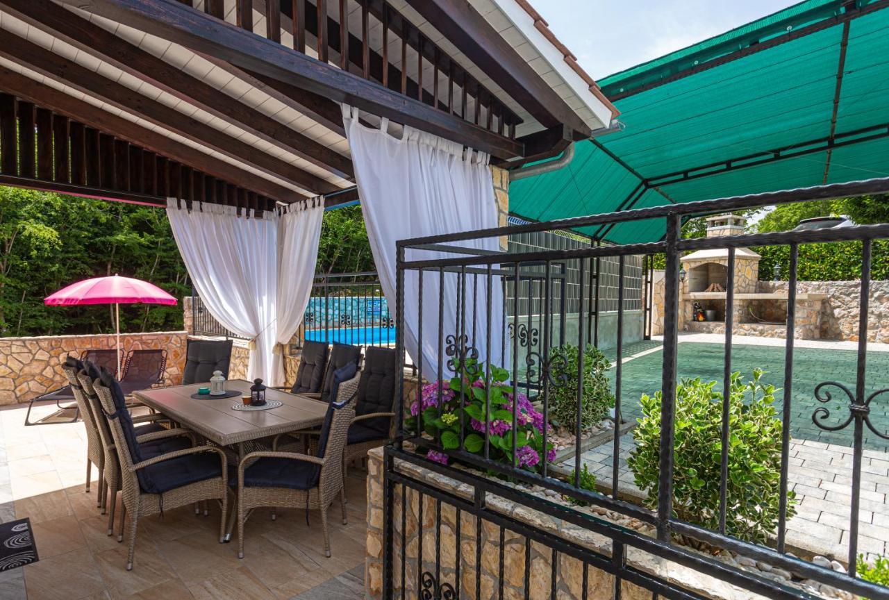 Apartment With A Private Swimming Pool, Garden & Bbq Gostinjac المظهر الخارجي الصورة