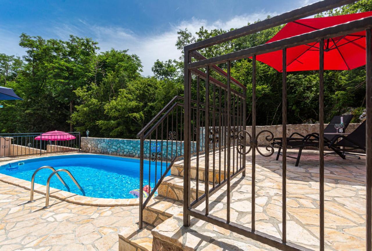 Apartment With A Private Swimming Pool, Garden & Bbq Gostinjac المظهر الخارجي الصورة