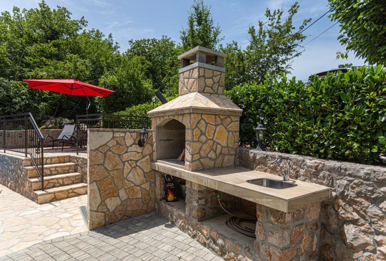 Apartment With A Private Swimming Pool, Garden & Bbq Gostinjac المظهر الخارجي الصورة