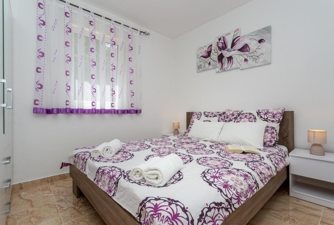 Apartment With A Private Swimming Pool, Garden & Bbq Gostinjac المظهر الخارجي الصورة