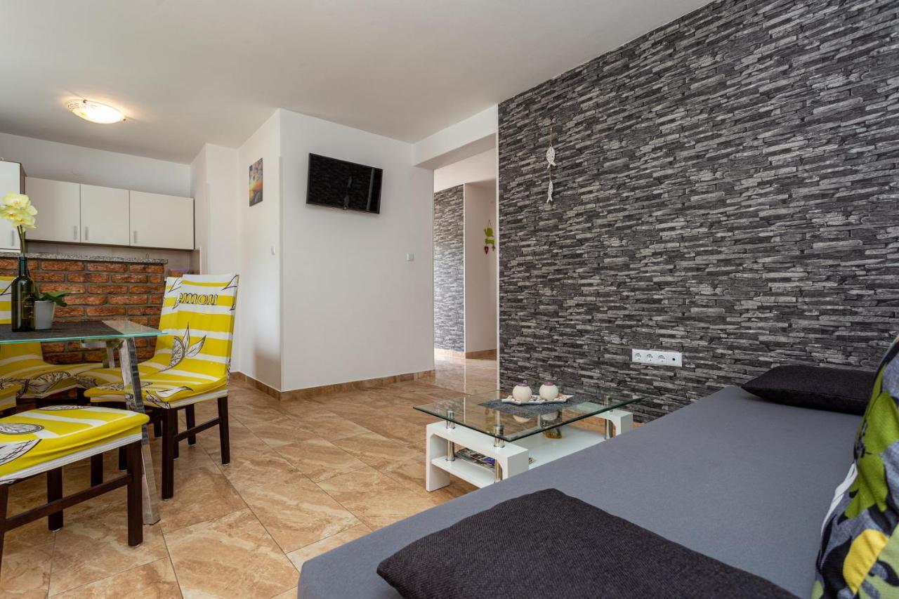 Apartment With A Private Swimming Pool, Garden & Bbq Gostinjac المظهر الخارجي الصورة