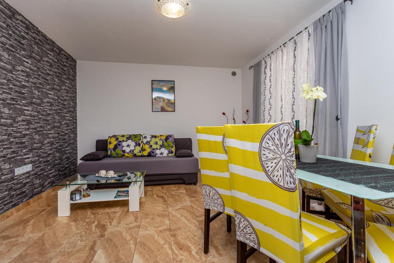 Apartment With A Private Swimming Pool, Garden & Bbq Gostinjac المظهر الخارجي الصورة