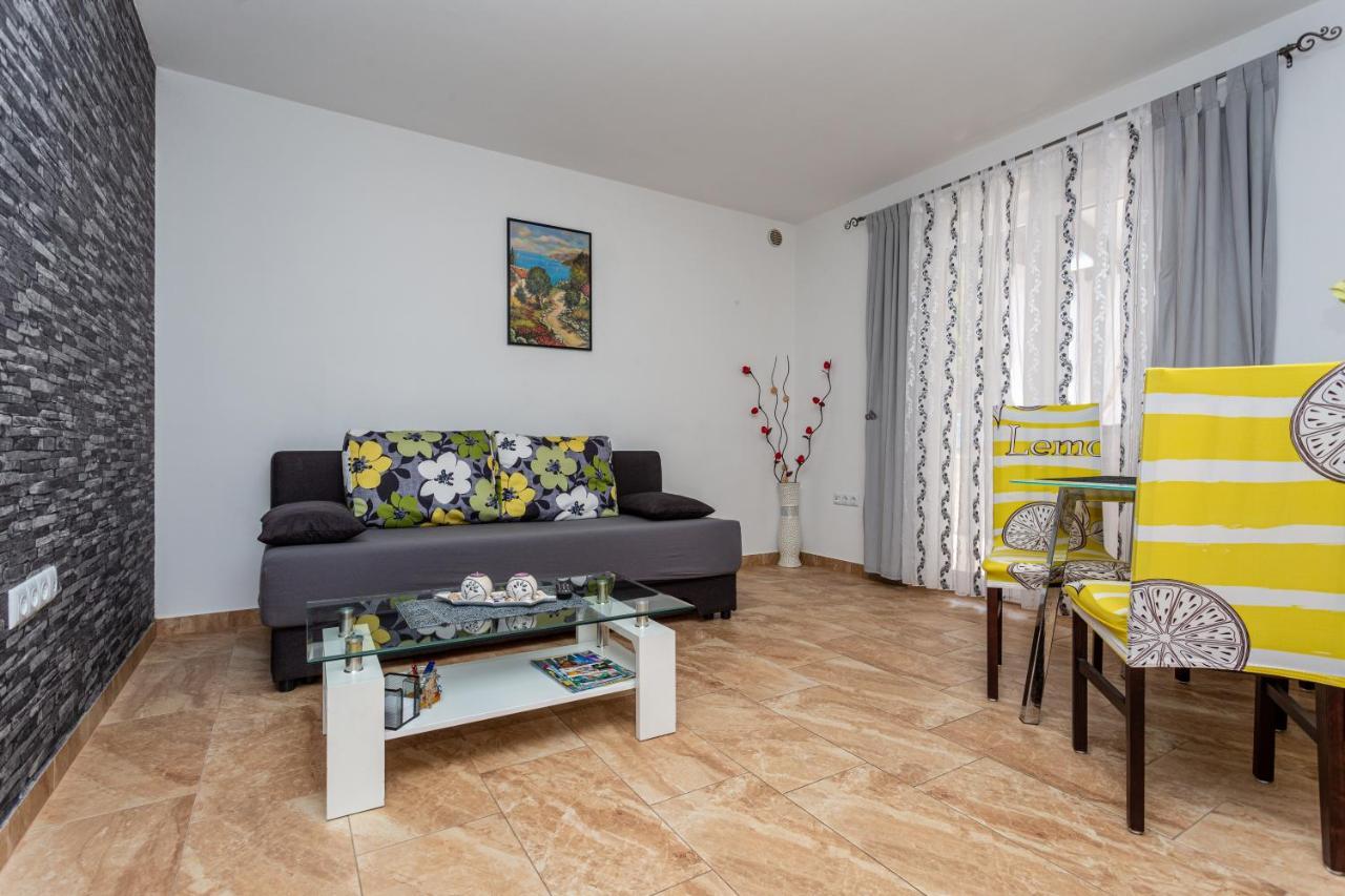 Apartment With A Private Swimming Pool, Garden & Bbq Gostinjac المظهر الخارجي الصورة