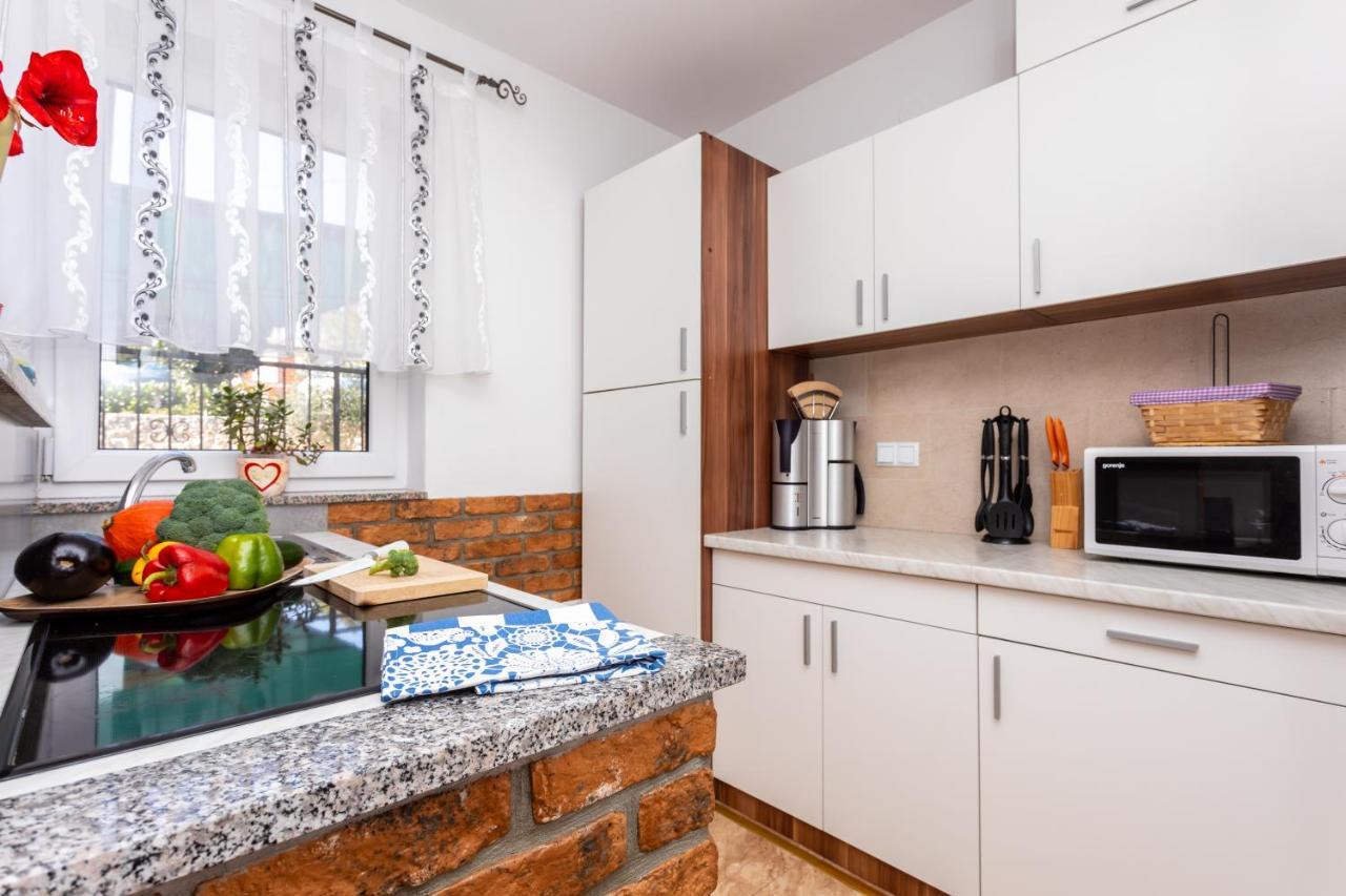 Apartment With A Private Swimming Pool, Garden & Bbq Gostinjac المظهر الخارجي الصورة