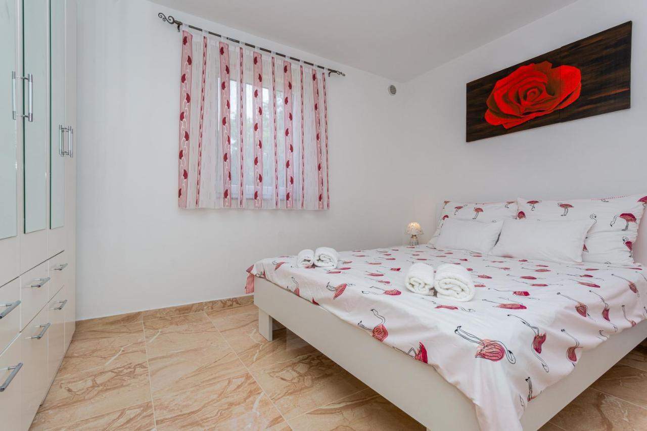 Apartment With A Private Swimming Pool, Garden & Bbq Gostinjac المظهر الخارجي الصورة