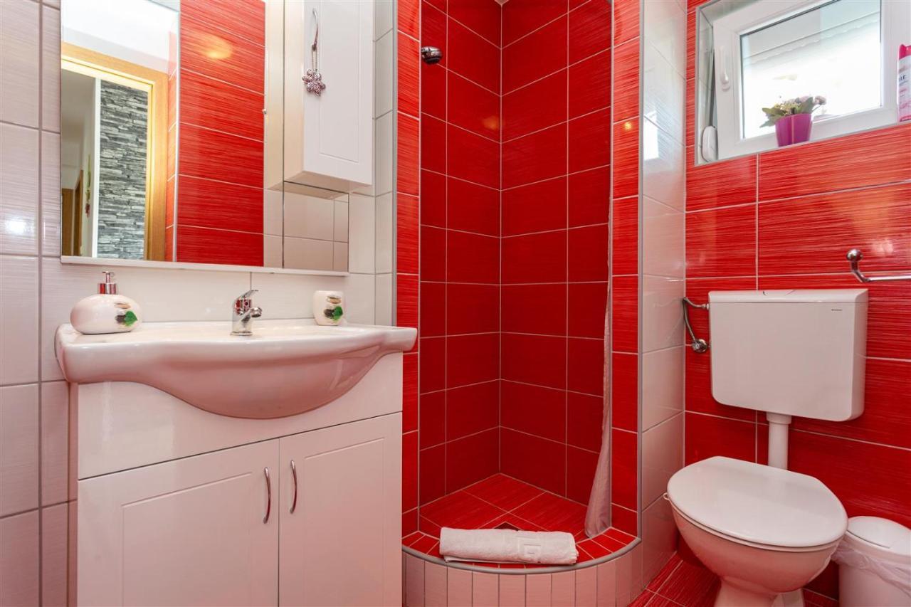 Apartment With A Private Swimming Pool, Garden & Bbq Gostinjac المظهر الخارجي الصورة