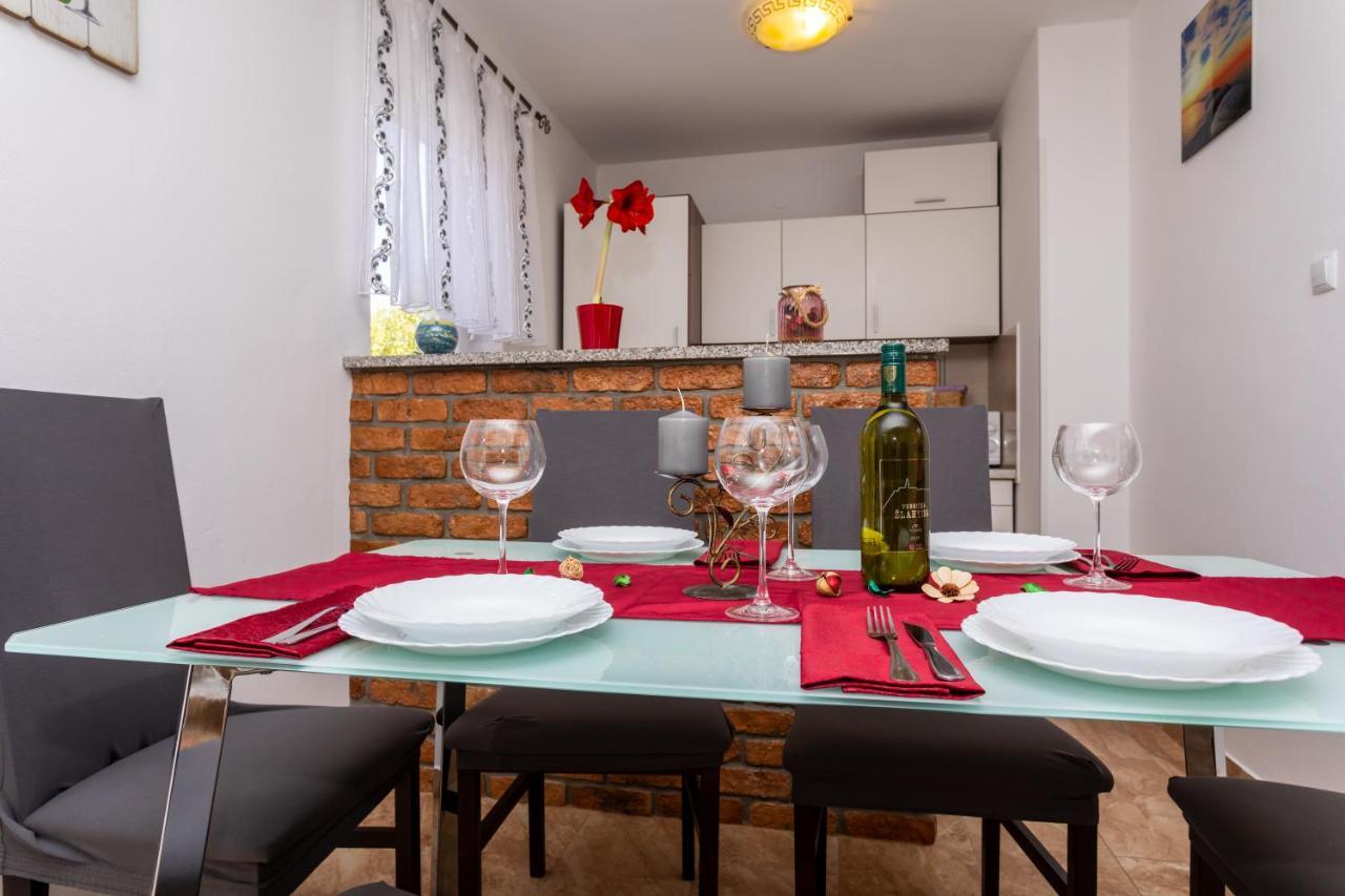 Apartment With A Private Swimming Pool, Garden & Bbq Gostinjac المظهر الخارجي الصورة